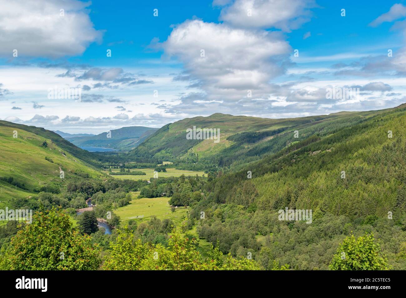 LAS TIERRAS ALTAS DEL DESFILADERO DE CORRIESHALLOCH ESCOCIA Y EL RÍO ABHAINN DOMA QUE FLUYE A TRAVÉS DE LA ESCOBA DEL DESFILADERO DEL LAGO EN LA DISTANCIA Foto de stock