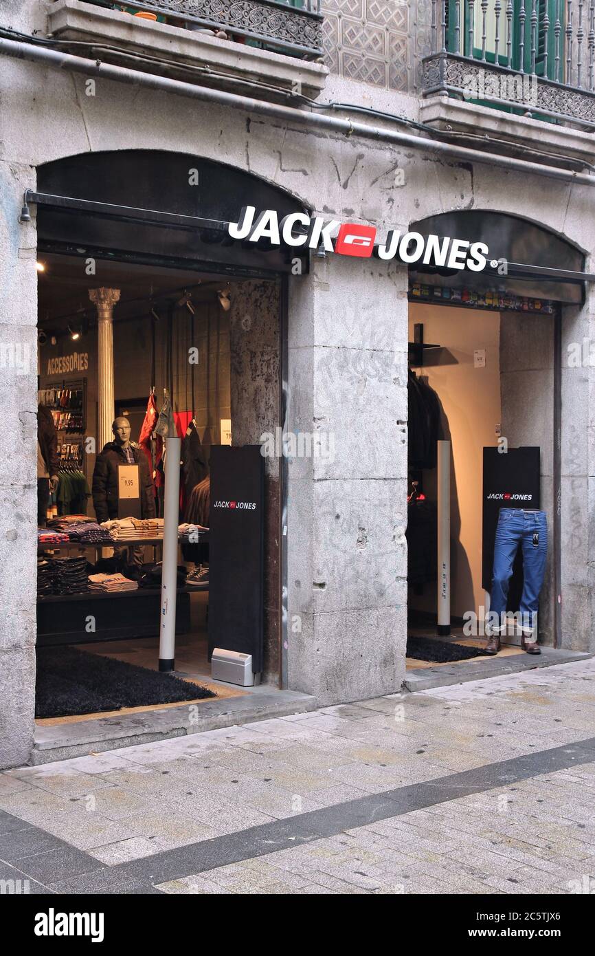 MADRID, España - 21 de octubre de 2012: Jack Jones, tienda de moda en  Madrid. Jack Jones es parte de best-seller, Danés Clothing Company, que  también posee el br Fotografía de stock - Alamy