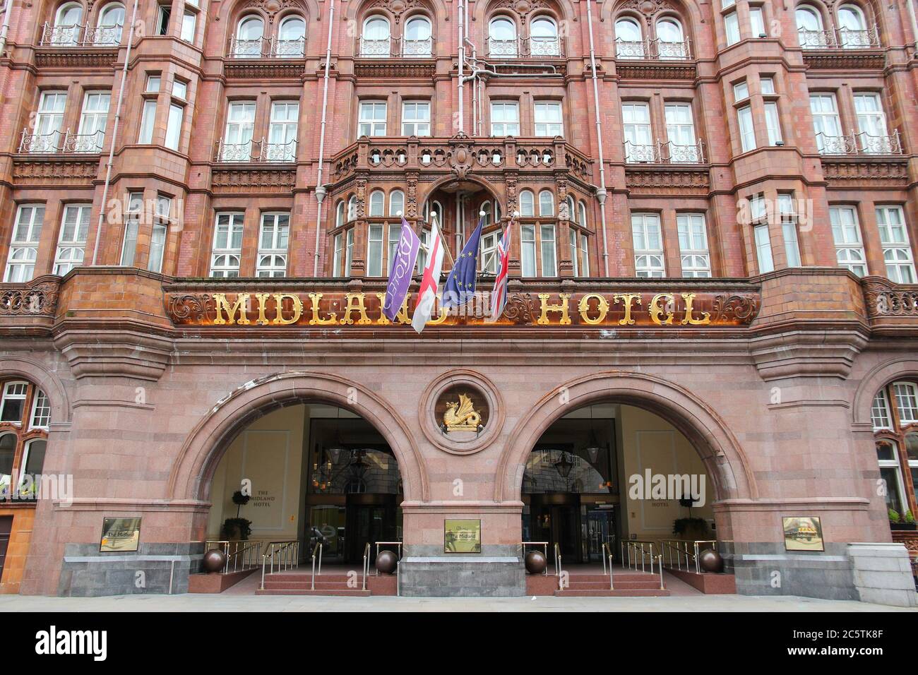 MANCHESTER, Reino Unido - 21 DE ABRIL de 2013: Hotel histórico Midland en Manchester, Reino Unido. El hotel fue inaugurado en 1903 y diseñado por Charles Trubshaw. Foto de stock