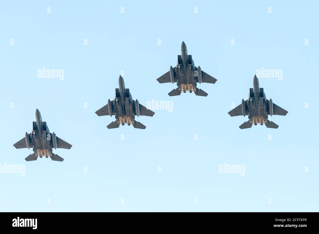 Boston, Massachusetts. 4 de julio de 2020. F-15 las águilas en el Salute a América 2020 sobrevuelo. Foto de stock