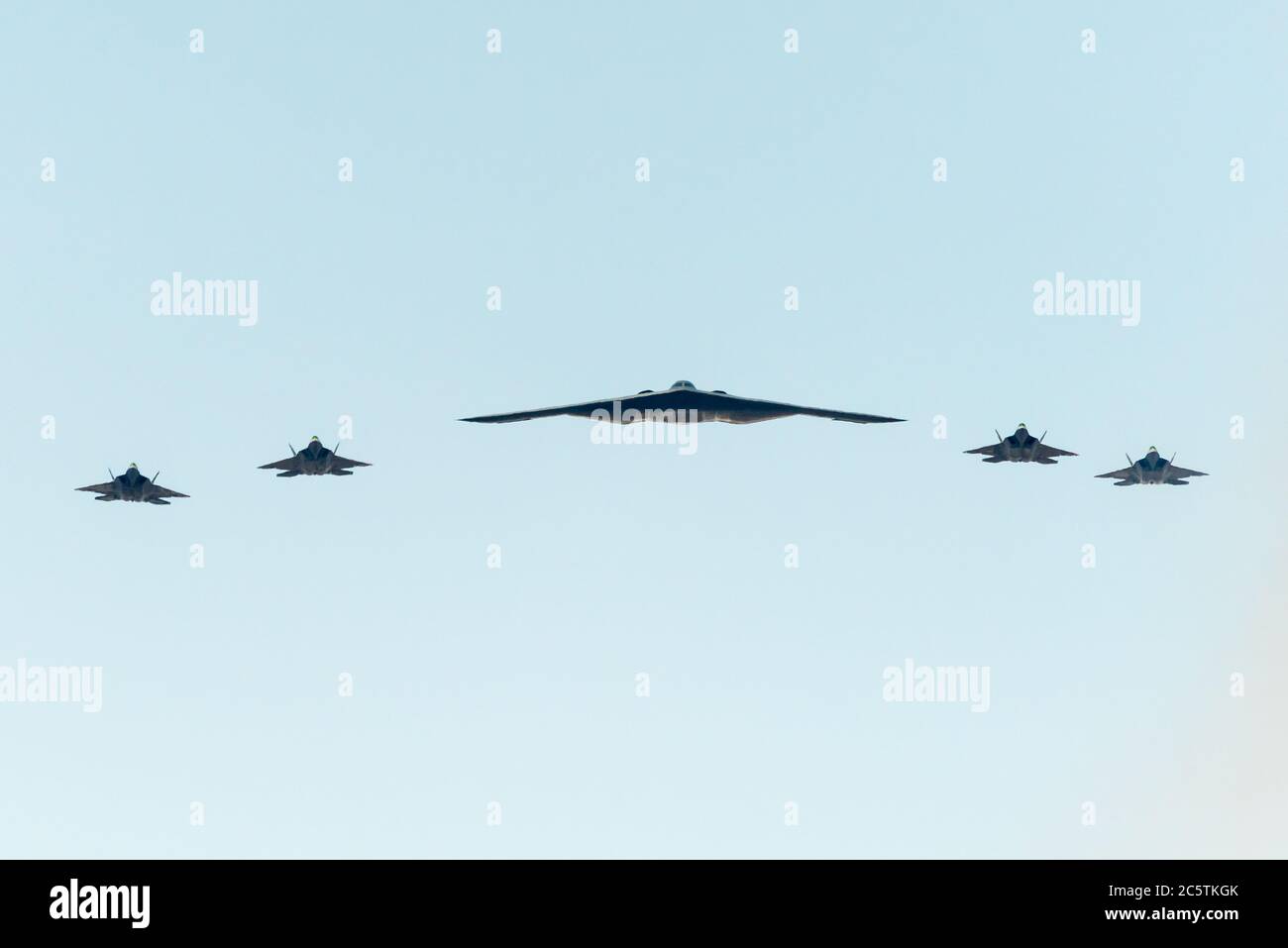Boston, Massachusetts. 4 de julio de 2020. Northrop Grumman B-2 Espíritu flanqueado por F-22 Raptors en el vuelo del DOD Salute to America 2020. Foto de stock