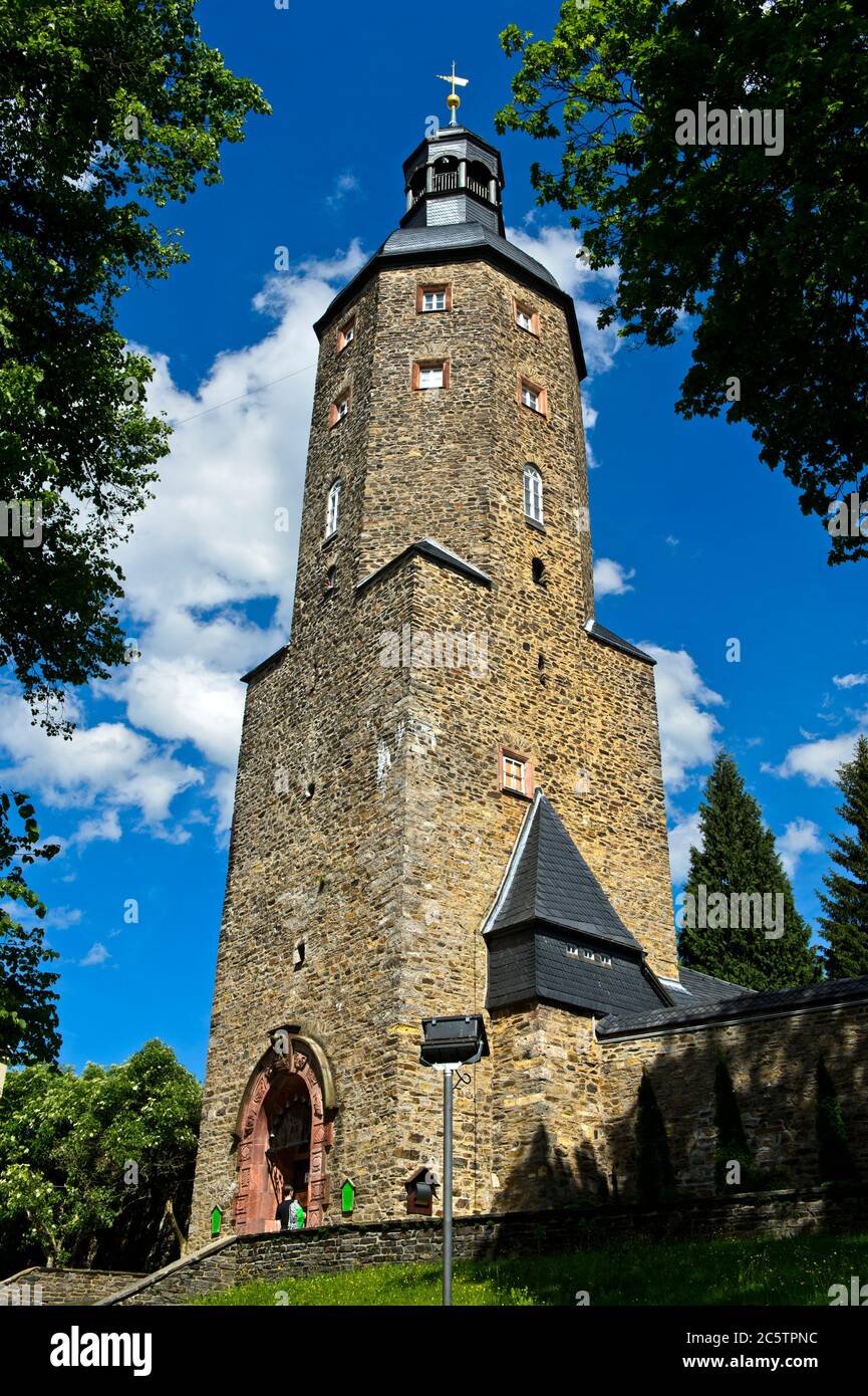 Torre de la iglesia de San Laurentius, Geyer, montañas de Erzgebirge, Sajonia, Alemania Foto de stock
