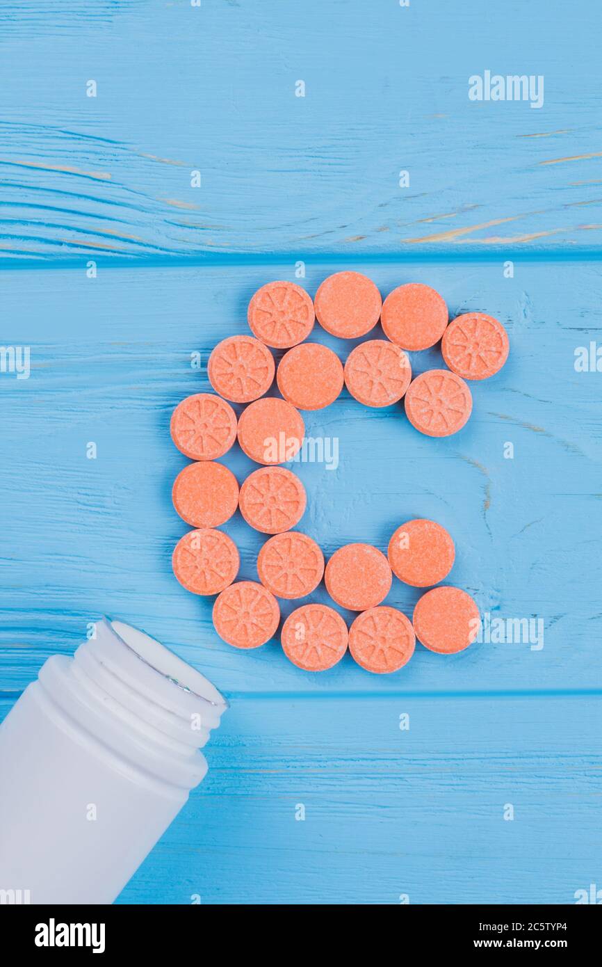 Letra C hecha de pastillas. Foto de stock