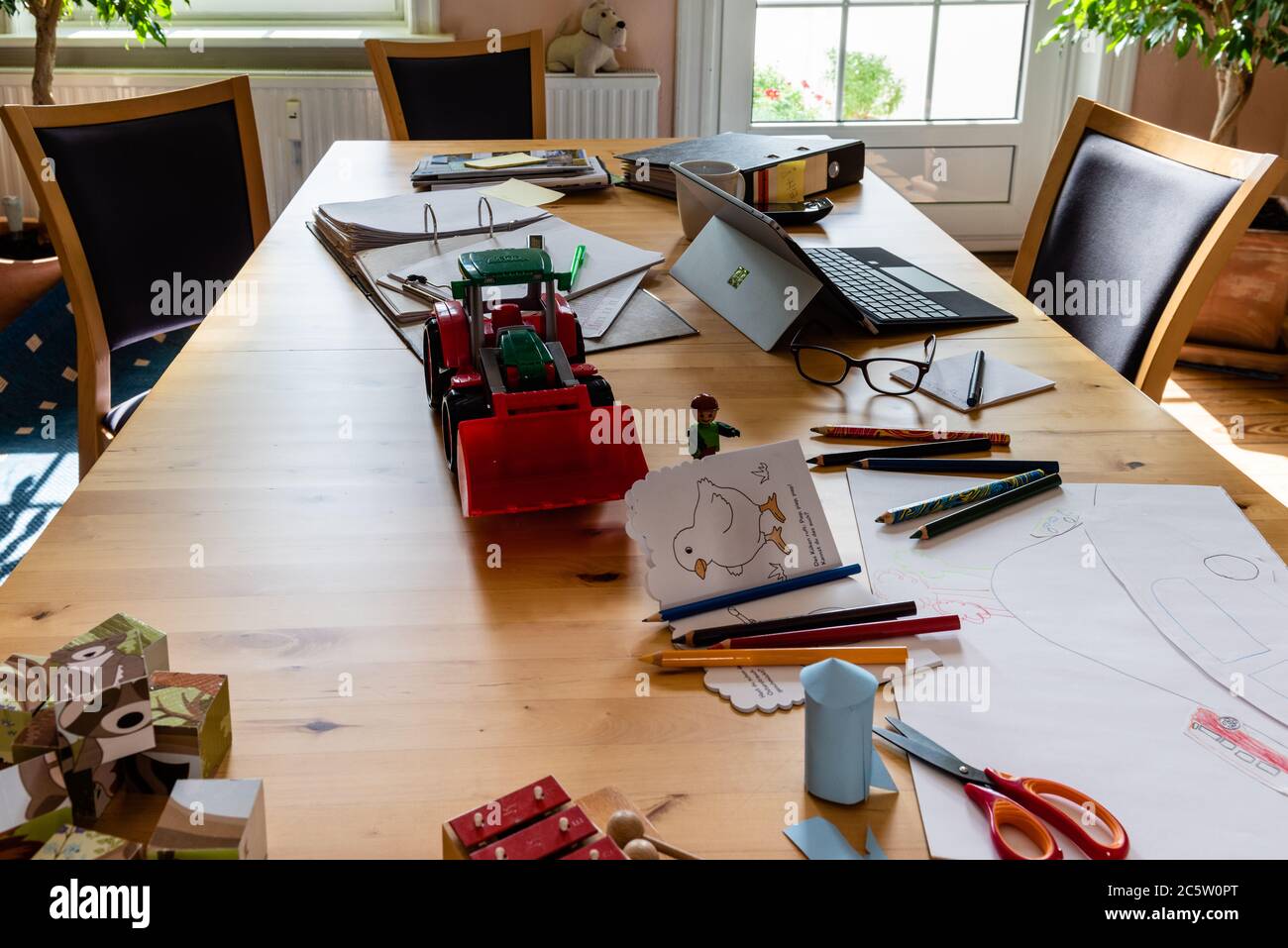 Wegen der Corona Pandemie werden viele Arbeitplätze in das Home Office verlagert Foto de stock