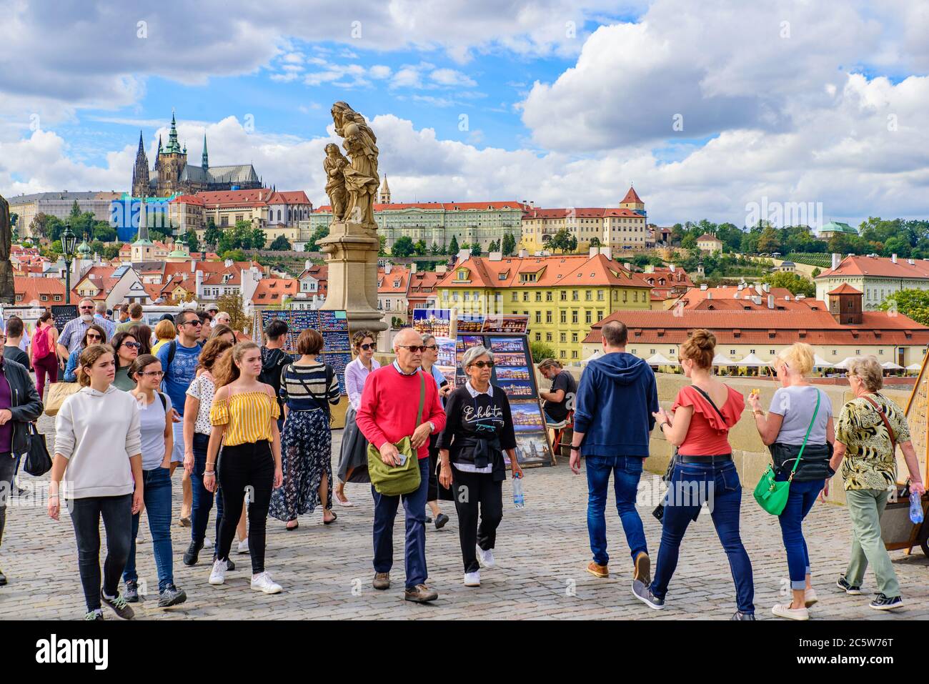 Gente en el Puente de Carlos en Praga, República Checa Foto de stock