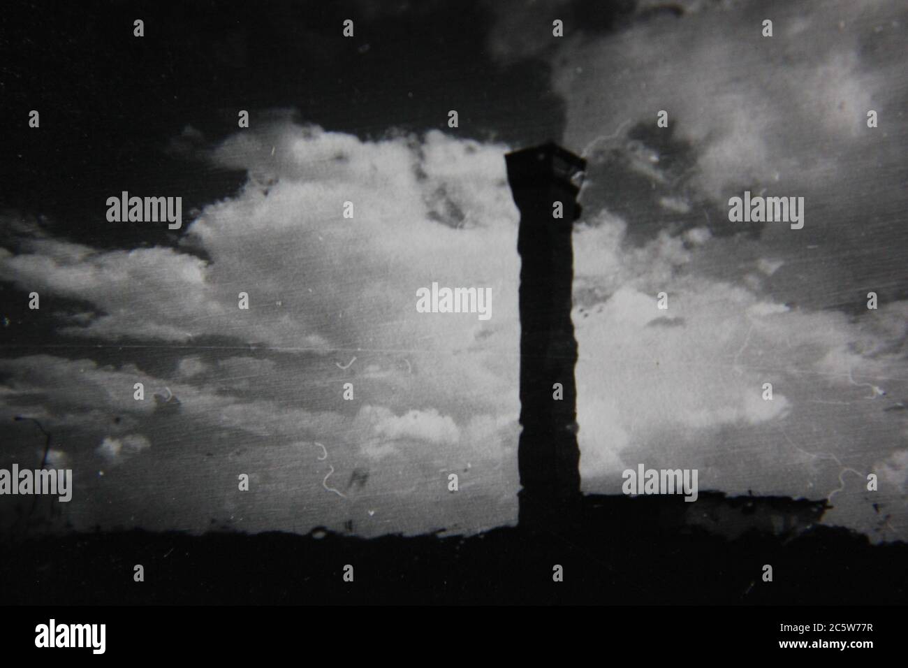 Fotografía de estilo de vida en blanco y negro de la elegante década de los 70 de la torre de control de tráfico aéreo de o'Hare que se cierne en la distancia. Foto de stock