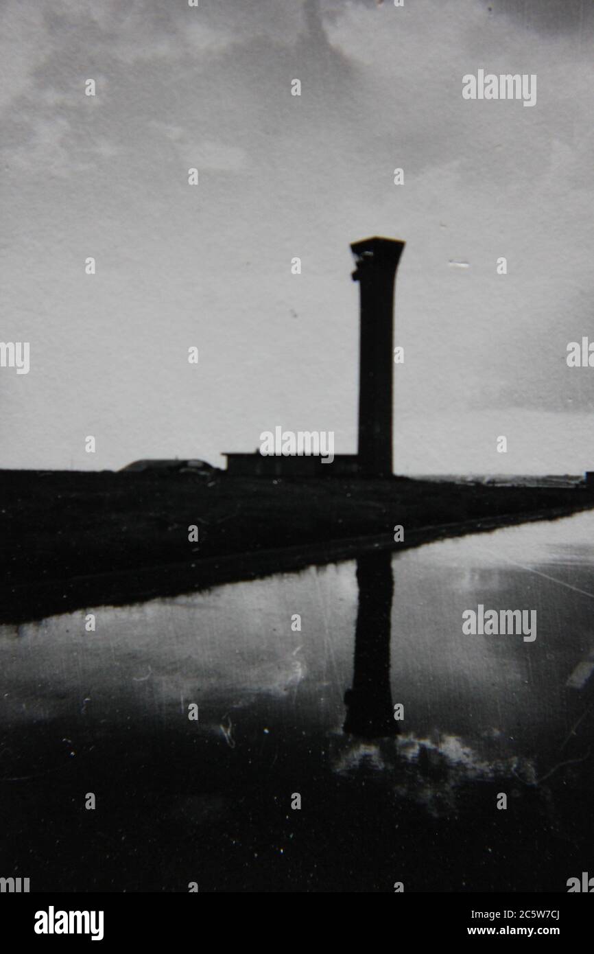 Fotografía de estilo de vida en blanco y negro de la elegante década de los 70 de la torre de control de tráfico aéreo de o'Hare que se cierne en la distancia. Foto de stock