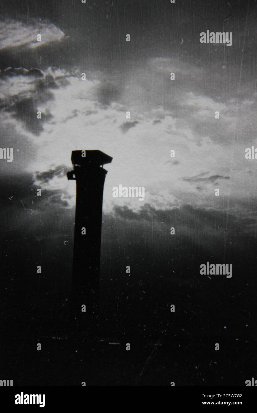 Fotografía de estilo de vida en blanco y negro de la elegante década de los 70 de la torre de control de tráfico aéreo de o'Hare que se cierne en la distancia. Foto de stock