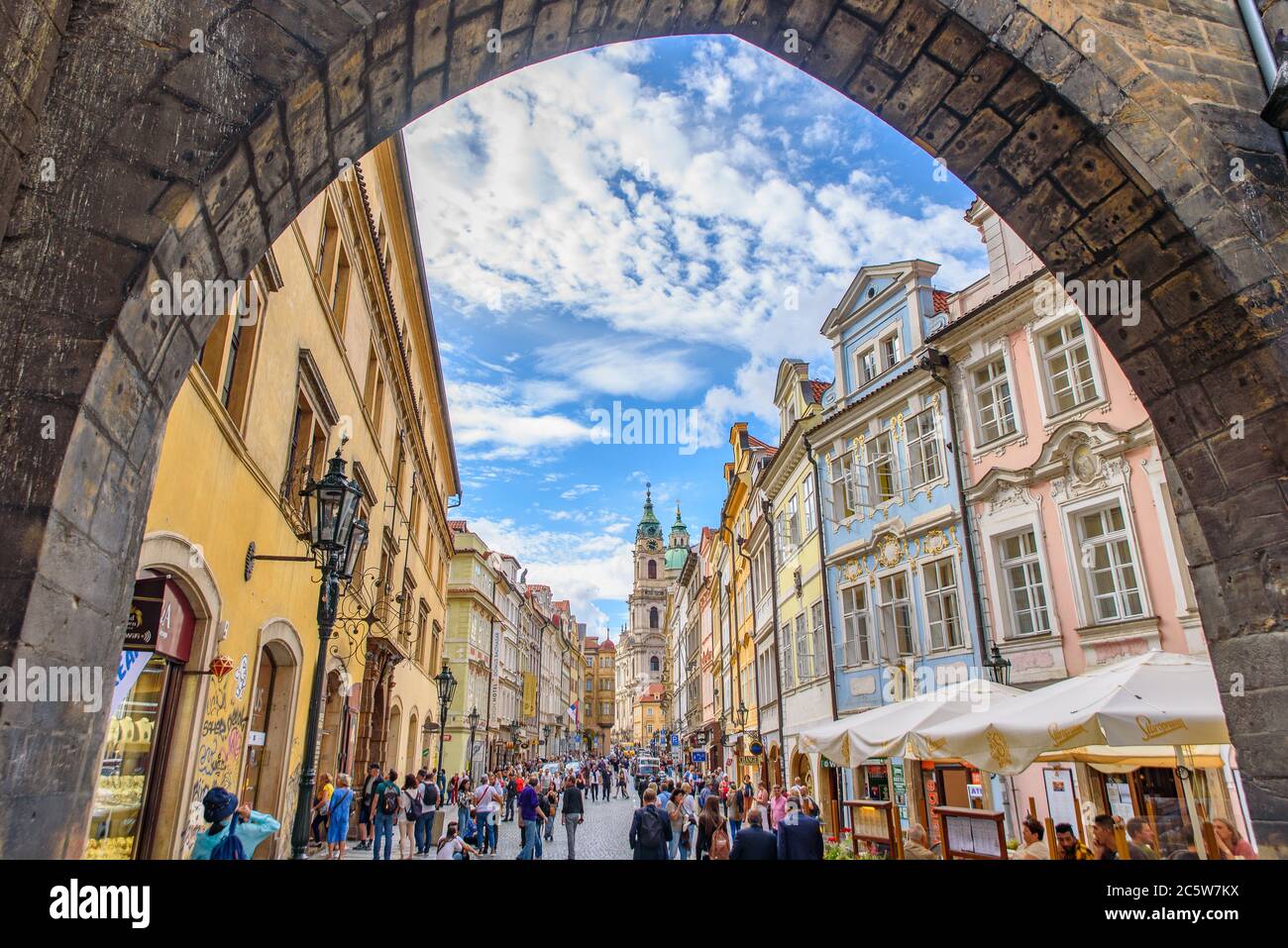 El arco entre el Puente de Carlos y el casco antiguo de Praga, República Checa Foto de stock