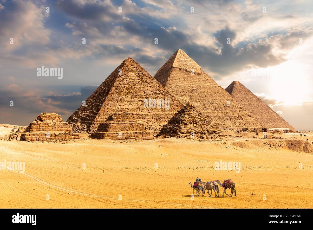 Grandes Pirámides de Giza, famoso punto de referencia de Egipto Foto de stock