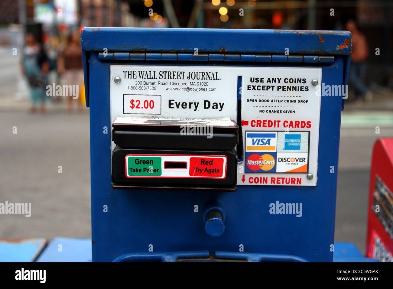 Una caja de prensa en la acera de Wall Street Journal con opción de pago con tarjeta de crédito Foto de stock