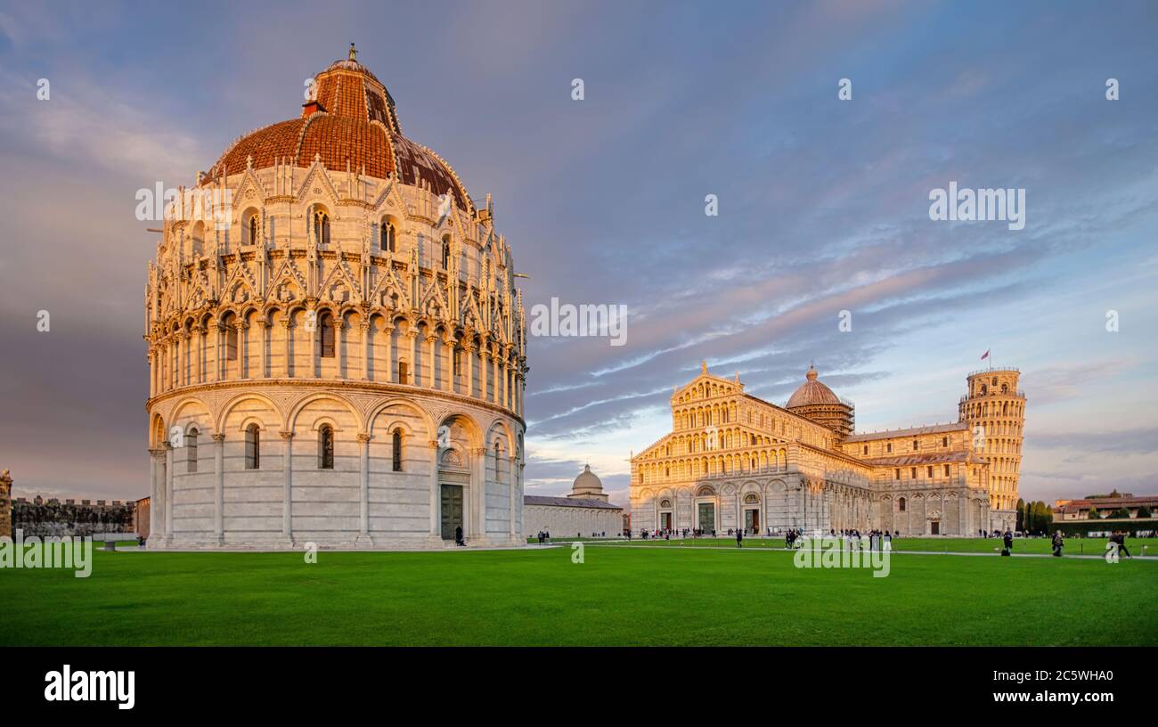 Catedral de Pisa (Duomo di Pisa) con Torre inclinada (Torre di Pisa) y Baptisterio de San Juan (Battistero di Pisa) en Toscana, Italia. Foto de stock