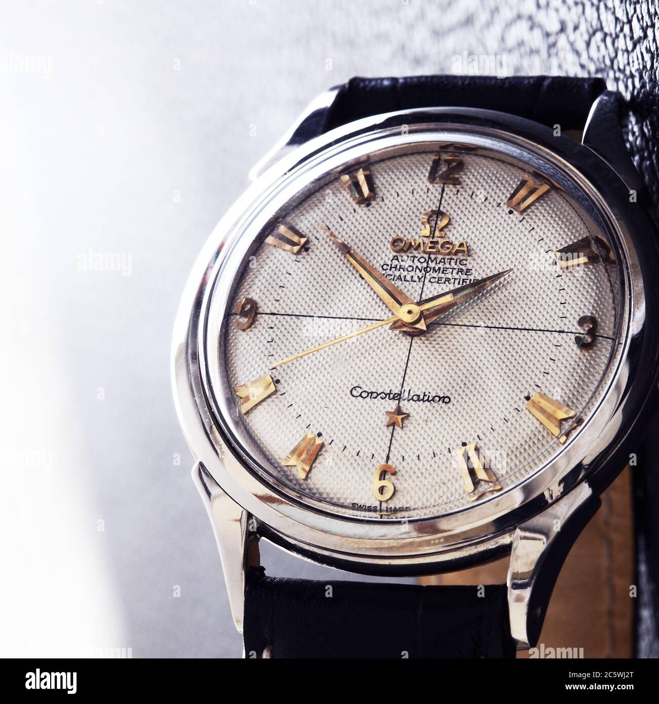 Reloj de pulsera Omega Constellation de 1950 con panal de abeja o reloj de  pulsera con esfera de waffles Fotografía de stock - Alamy