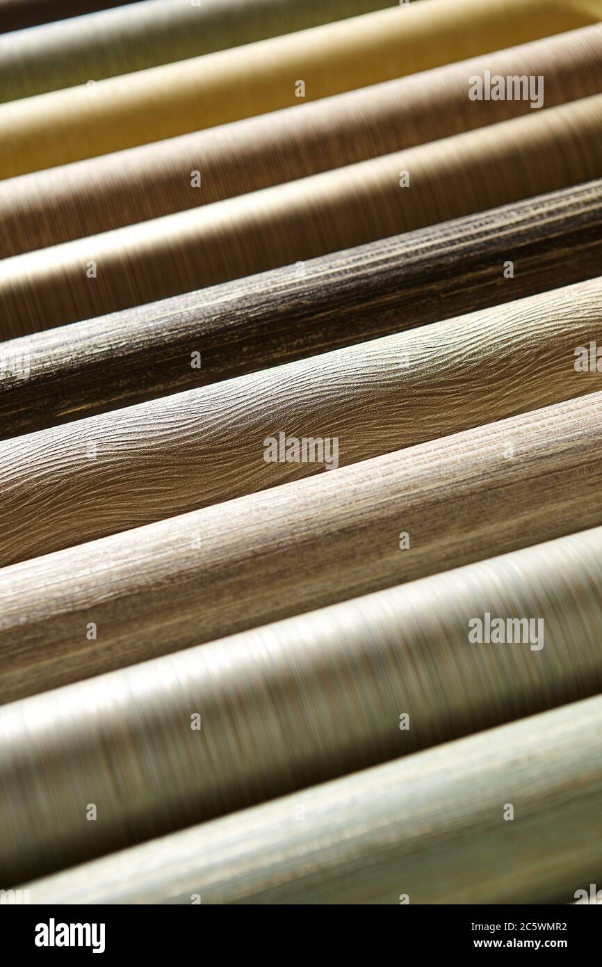 Primer plano de una gran variedad de rollos de papel pintado en una tienda Foto de stock