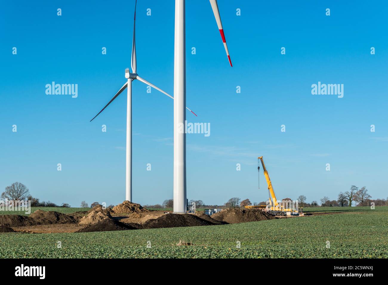 Ein neuer Windpark entsteht auf einem Feld nahe Kiel Foto de stock