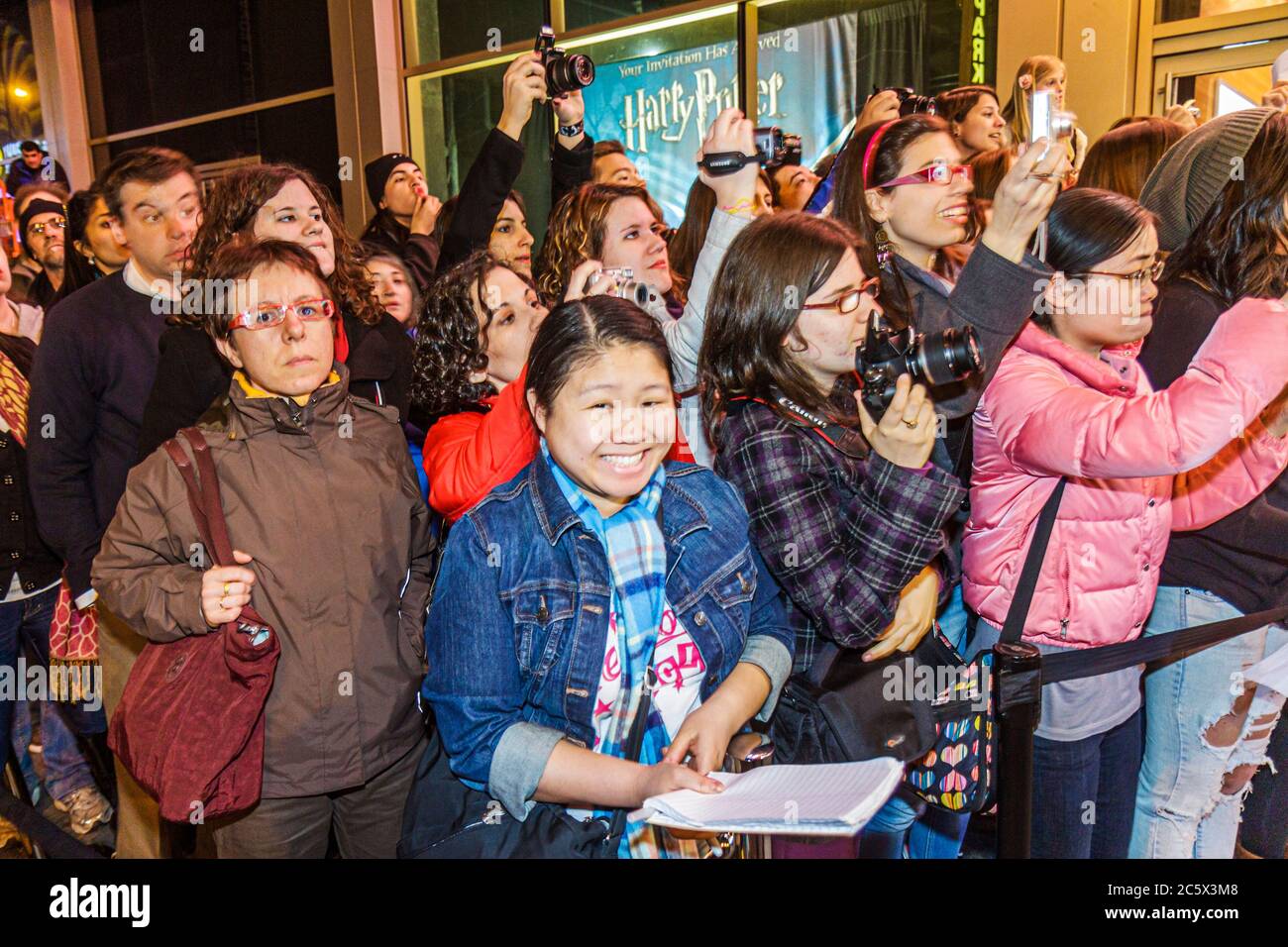 Nueva York,Nueva York,NYC,Midtown,Manhattan,44th Street,exhibición de Harry Potter,alfombra roja,evento,gran apertura,fans,immig étnico asiático asiático Foto de stock