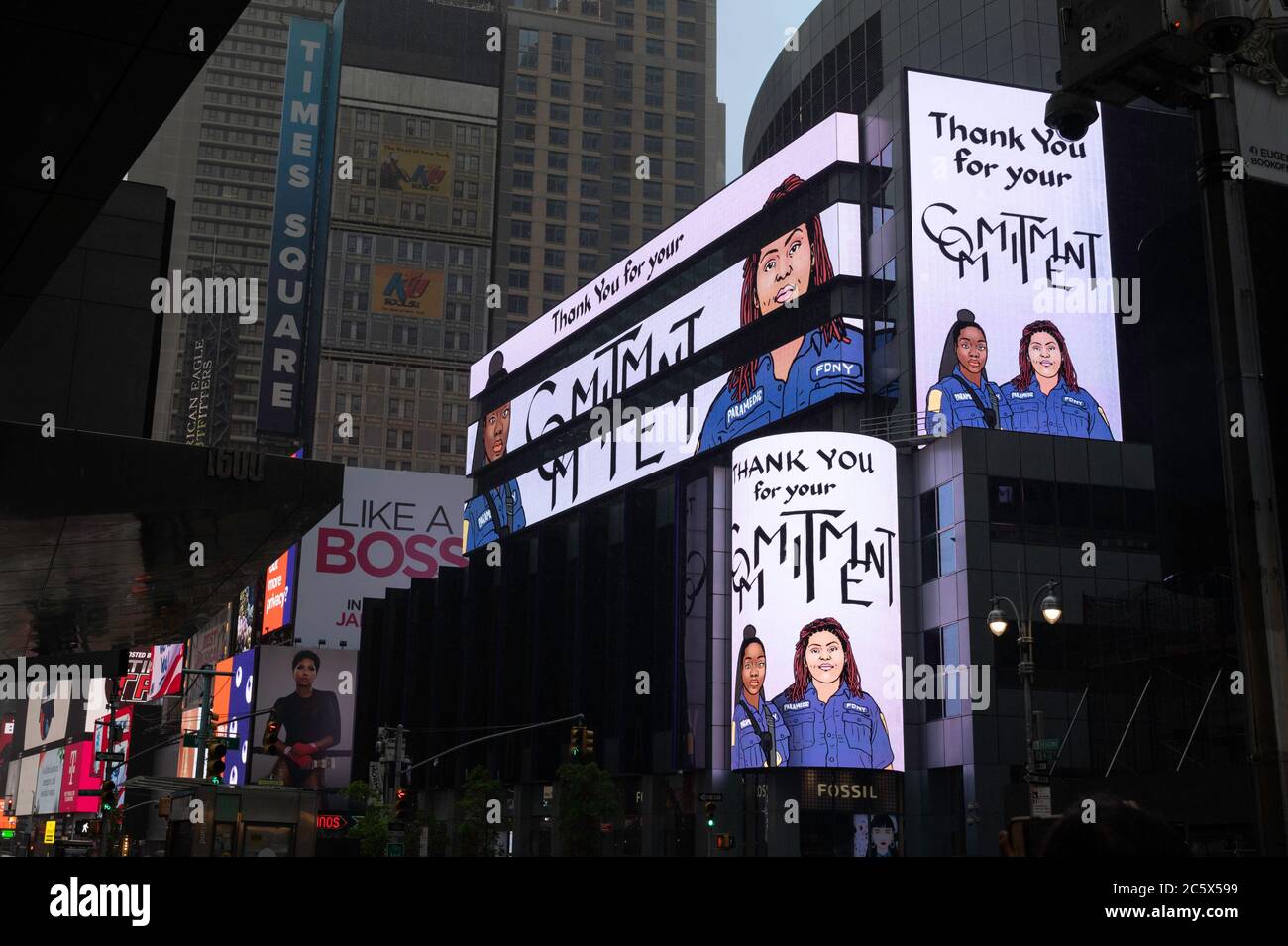 Señales en Times Square, Nueva York, agradeciendo a los trabajadores esenciales durante la pandemia del Coronavirus en mayo de 2020 Foto de stock