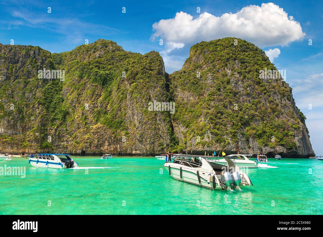 Bahía Maya en la isla Koh Phi Phi Leh, Tailandia en un día de verano Foto de stock