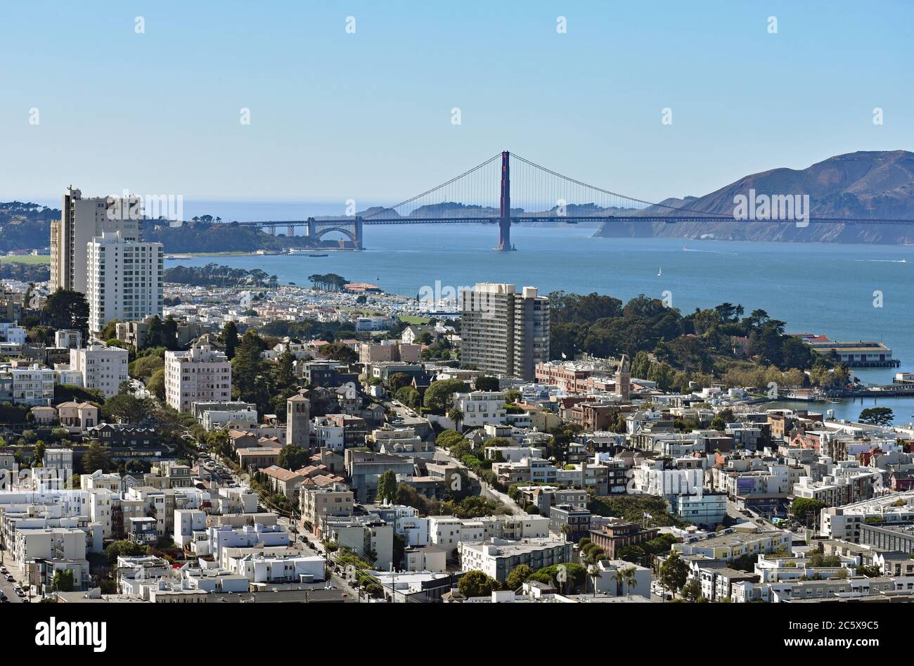 El puente Golden Gate y Marin Headlands desde lo alto de la torre Coit en Telegraph Hill. Calles y colinas de San Francisco en primer plano. Foto de stock