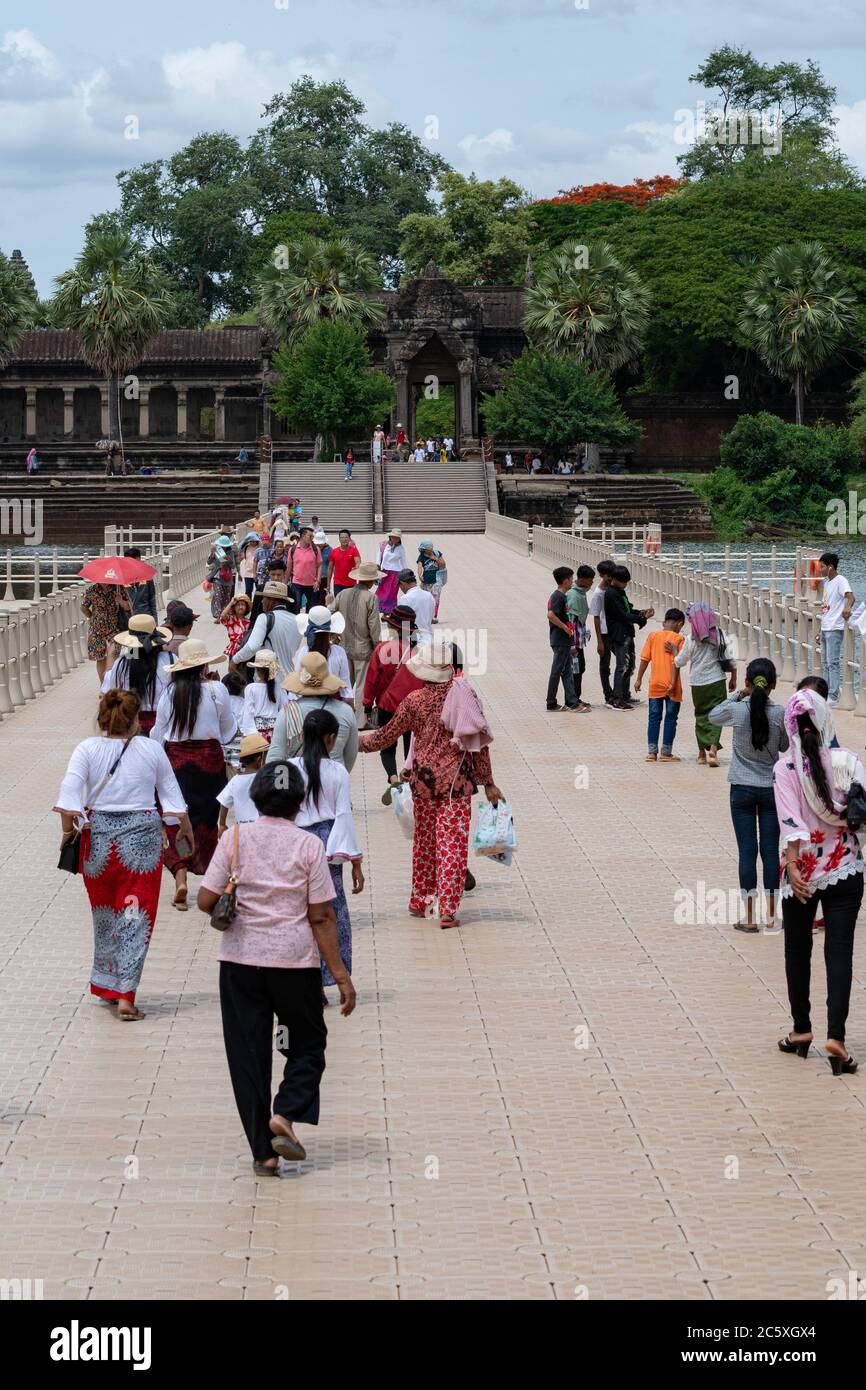 Gente que pasa por el puente flotante. Angkor Wat, Siem Reap, Camboya. Foto de stock