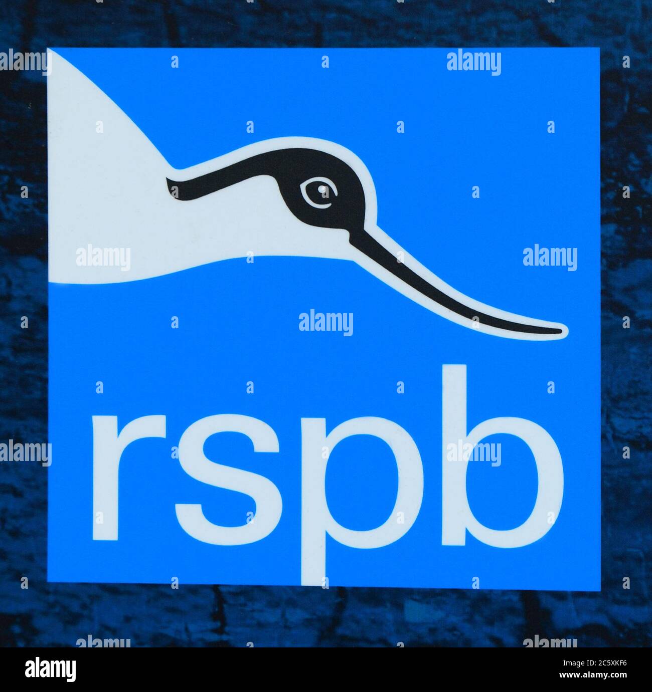 RSPB, logo, detalle, dar a la naturaleza un hogar, Titchwell, Norfolk, Inglaterra, Reino Unido Foto de stock