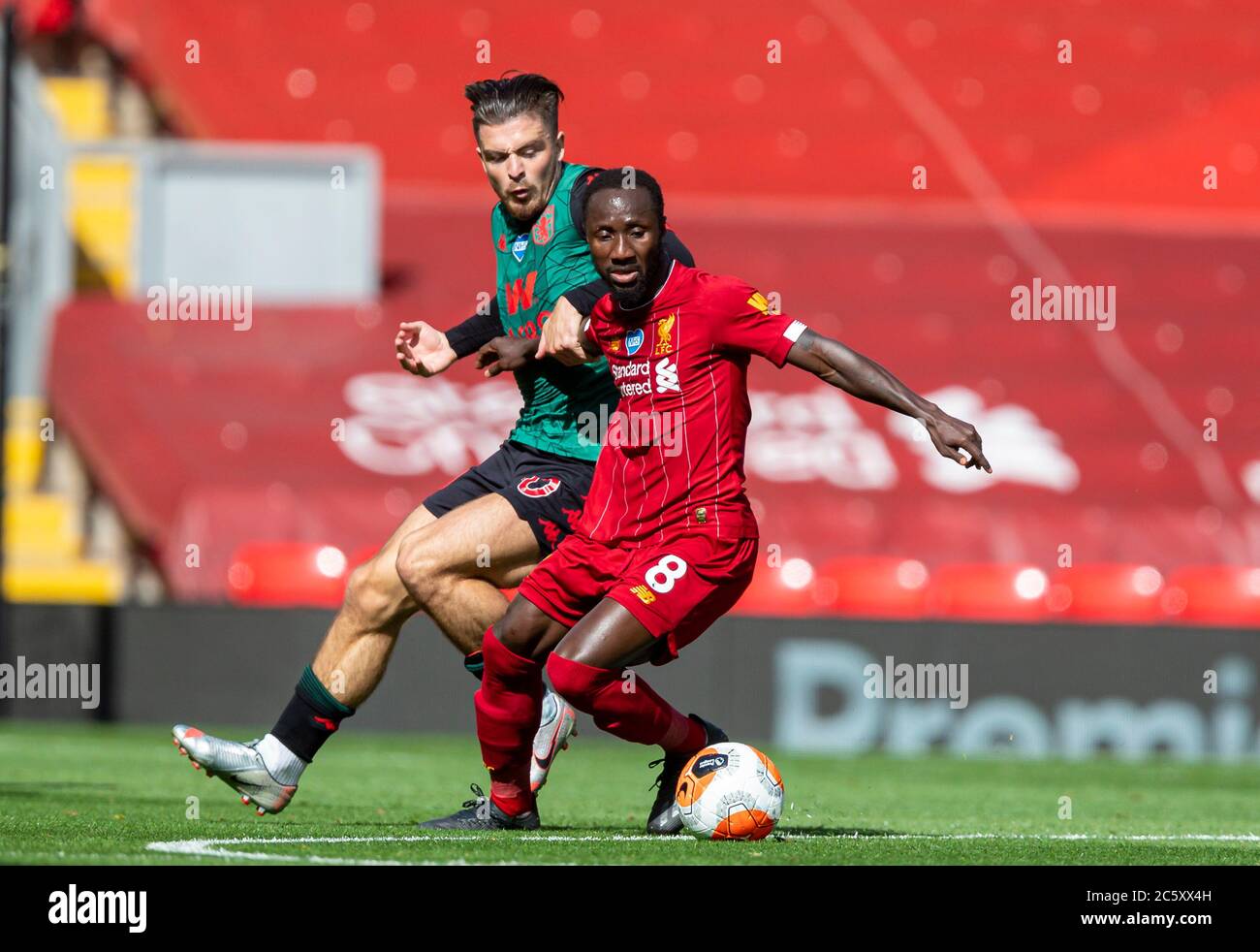 Liverpool. 6 de julio de 2020. Naby Keita (R) de Liverpool se aleja de Jack Grealish de Aston Villa durante el partido de la Premier League entre Liverpool y Aston Villa en Anfield en Liverpool, Gran Bretaña el 5 de julio de 2020.PARA USO EDITORIAL SOLAMENTE. NO ESTÁ A LA VENTA PARA CAMPAÑAS DE MARKETING O PUBLICIDAD. NO SE UTILIZA CON AUDIO, VÍDEO, DATOS, LISTAS DE DISPOSITIVOS, LOGOTIPOS DE CLUB/LIGA O SERVICIOS "EN VIVO" NO AUTORIZADOS. USO EN LÍNEA EN EL PARTIDO LIMITADO A 45 IMÁGENES, SIN EMULACIÓN DE VÍDEO. NO SE UTILIZA EN APUESTAS, JUEGOS O PUBLICACIONES DE UN SOLO CLUB/LIGA/JUGADOR. Crédito: Xinhua/Alamy Live News Foto de stock