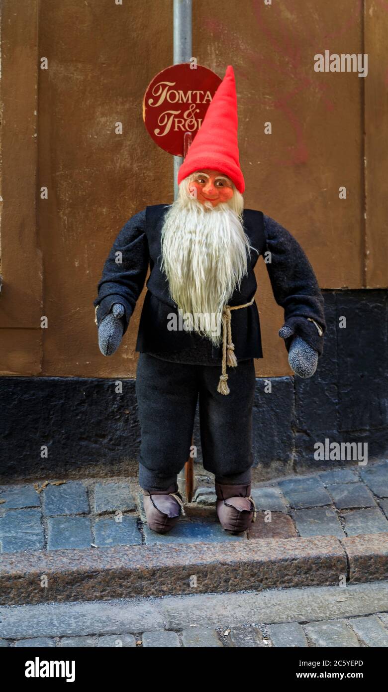 Figura tradicional sueca de sombrero rojo en el exterior de una tienda de recuerdos en Gamla Stan, casco antiguo de Estocolmo, Suecia Foto de stock