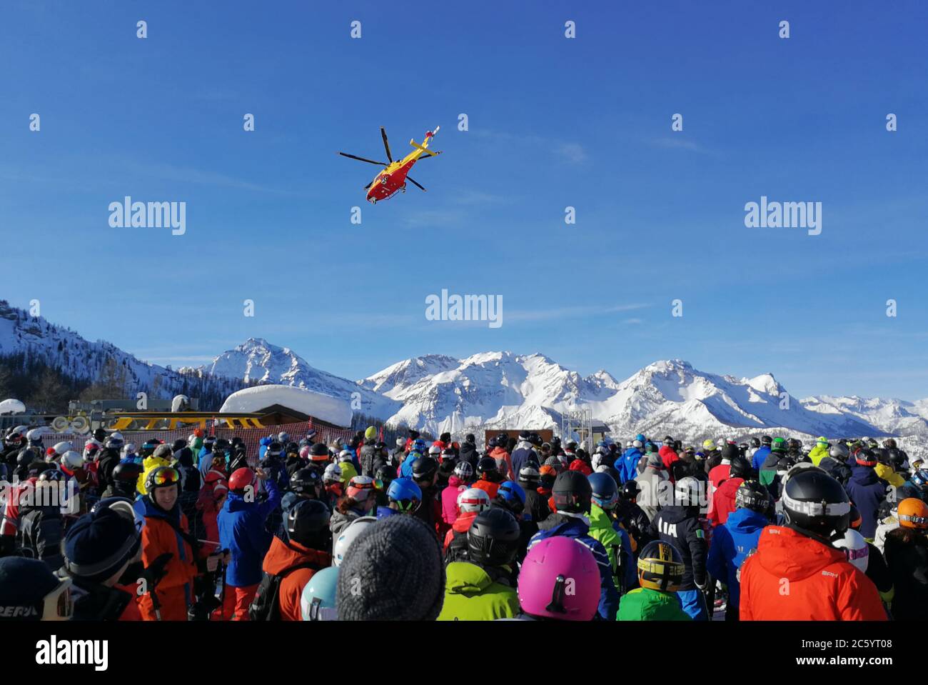 En las pistas de esquí, el rescate en helicóptero es esencial para los accidentes urgentes. Foto de stock