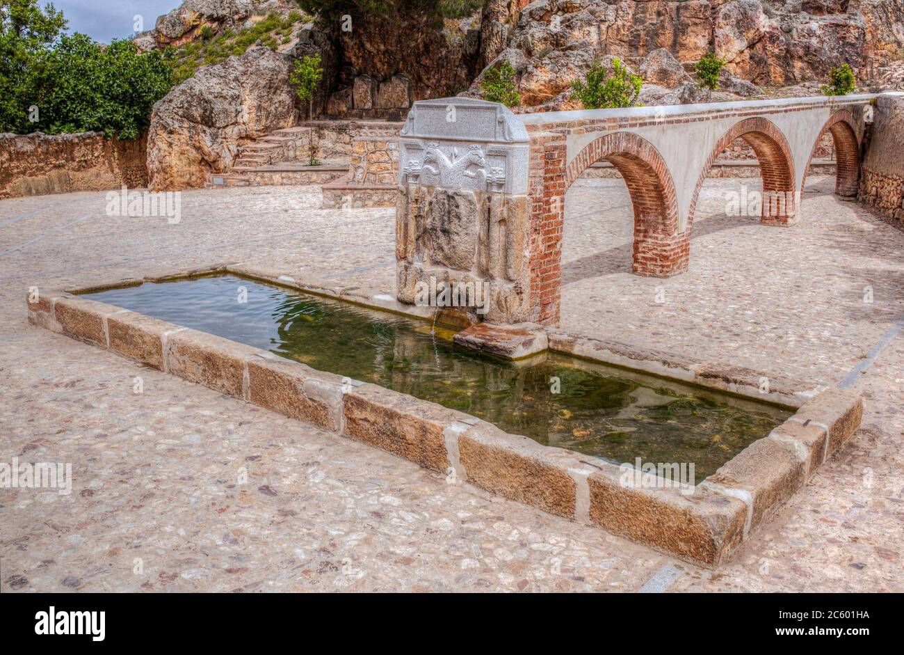 Fuente de Palomas Pilar construida en el siglo XVI, Hornachos, España. Escudo imperial de Carlos V tallado en el medio. Foto de stock