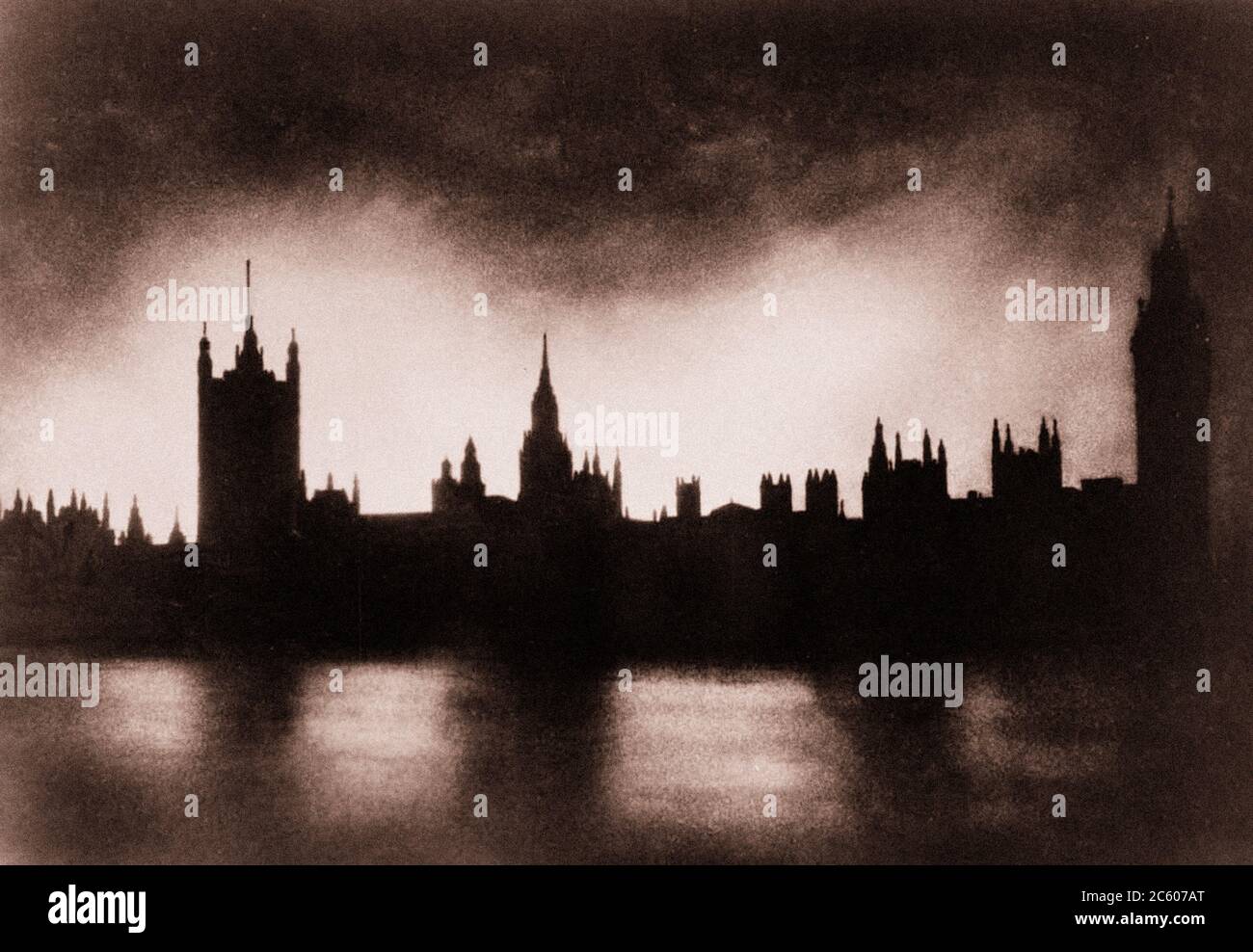 El Palacio de Westminster en Londres, se perfila contra la luz de los incendios causados por los bombardeos. Foto de stock