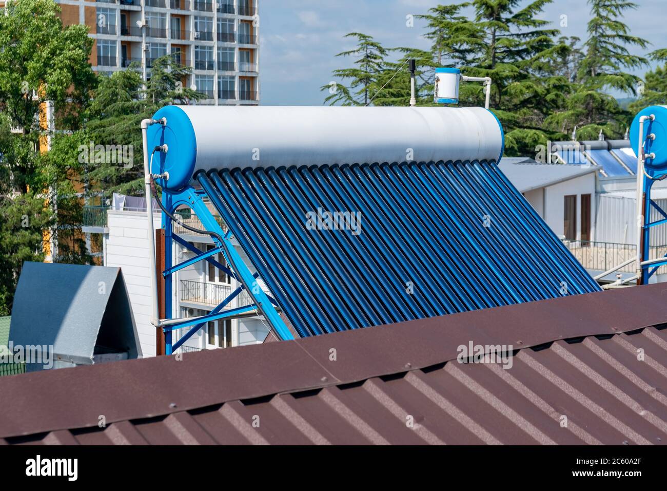 Tubo solar de vidrio panel de agua caliente montado en un techo Fotografía  de stock - Alamy