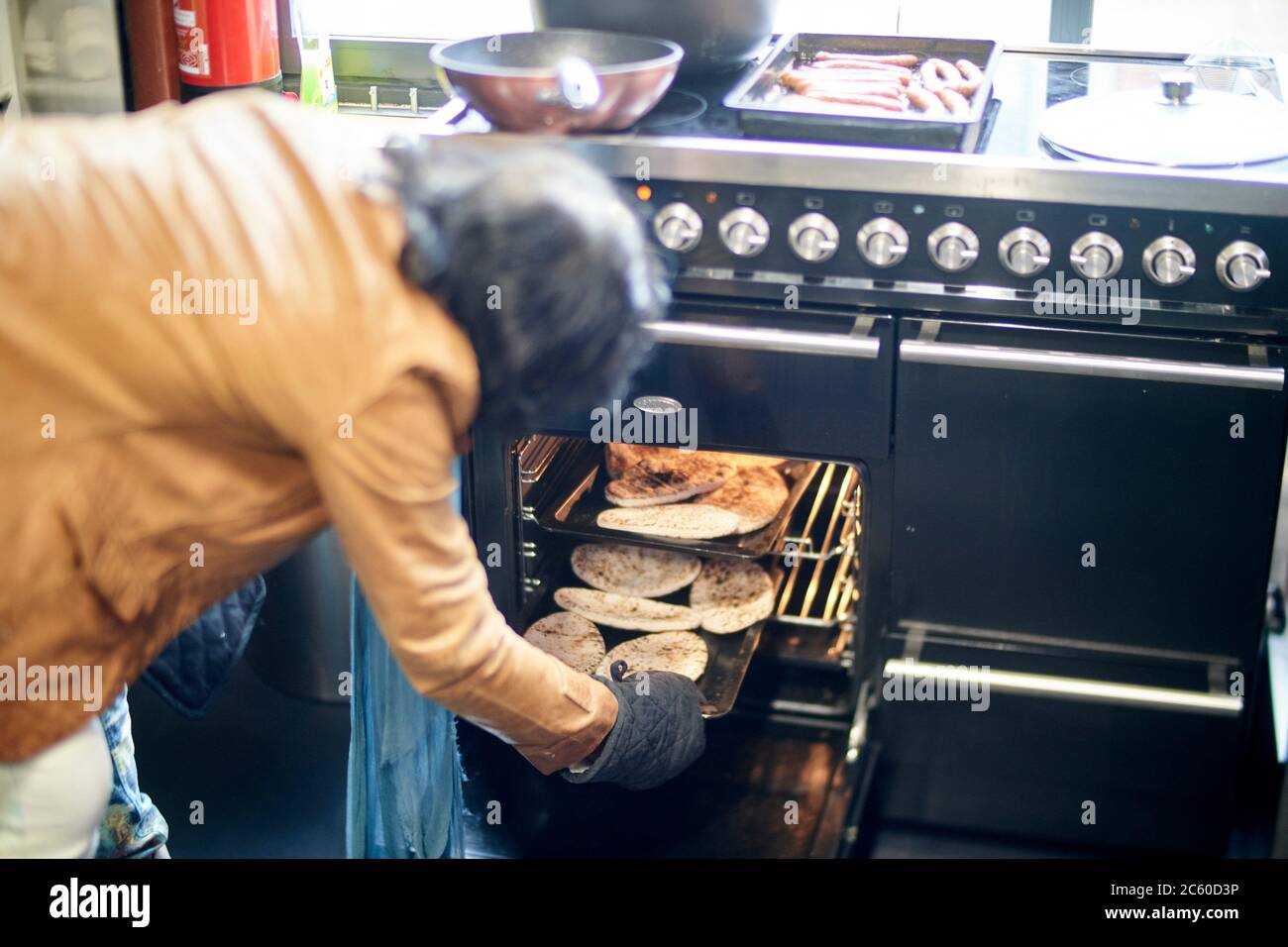 calentar pan de pita en el horno sobre la placa de cocción Fotografía de  stock - Alamy