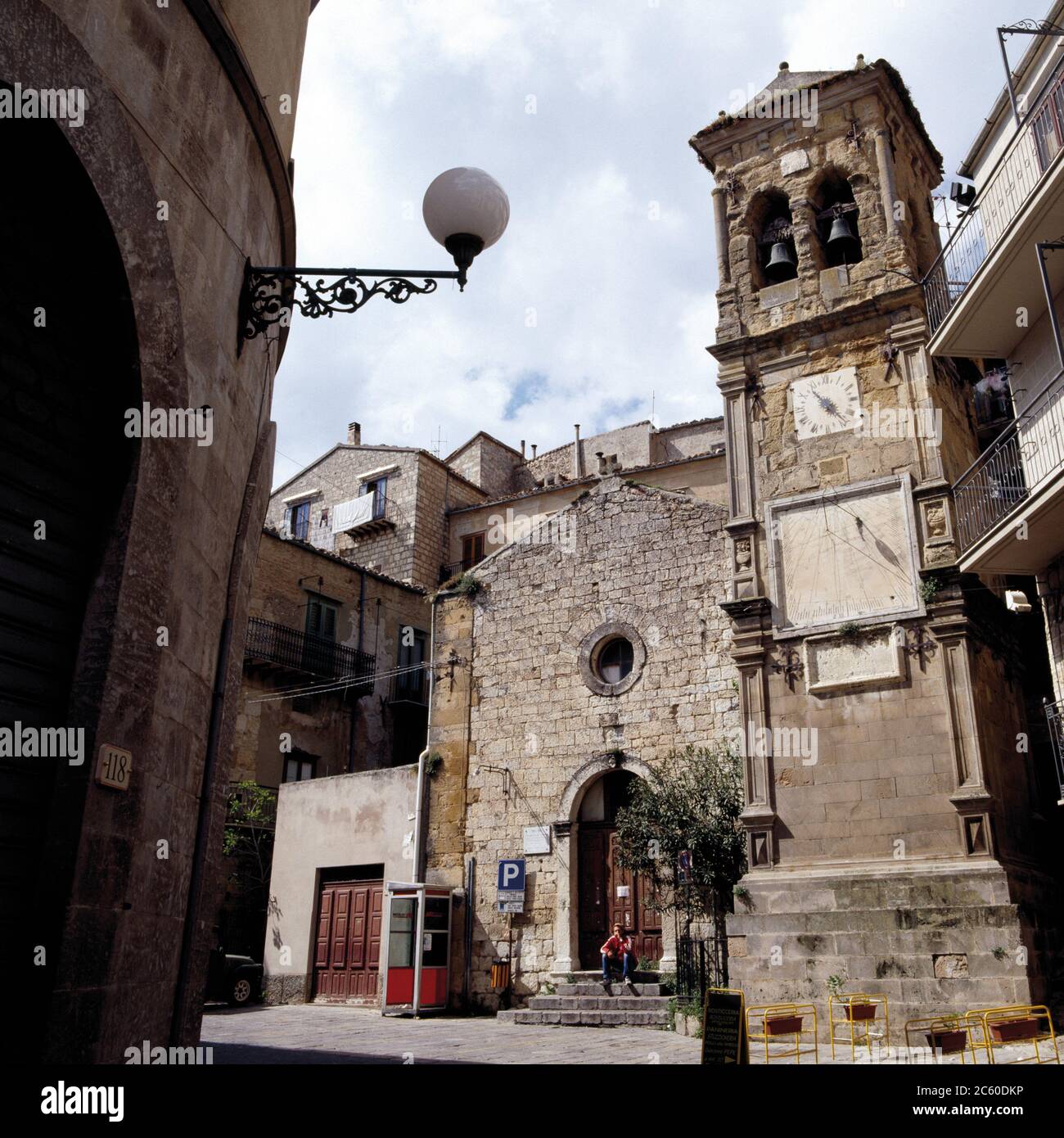 Santa Maria della Fontana (Sec XVI), Campanile con orologio e meridiana, Petralia Sottana, Sicilia. Foto de stock