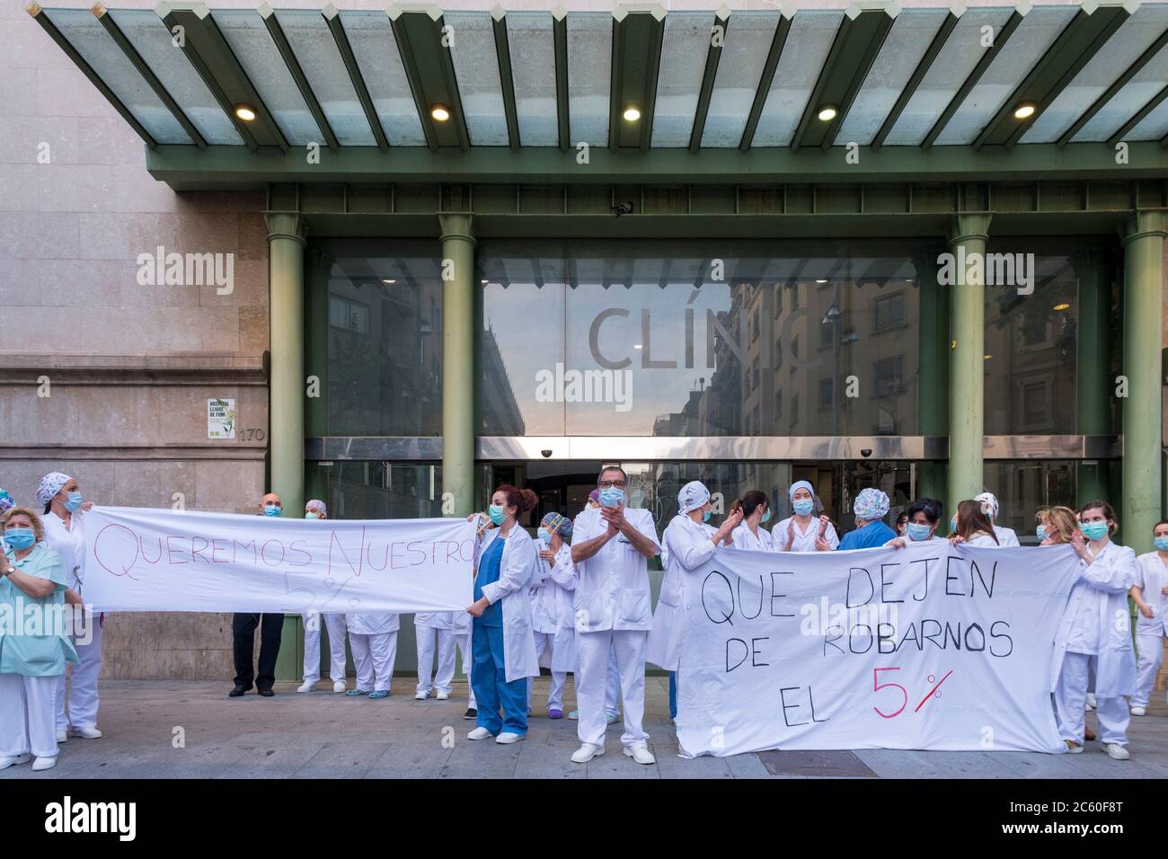 Personal médico del Hospital Clinic de Barcelona reclamando sus derechos  salariales en un momento de sobrecarga de trabajo durante la pandemia de  Covid-19 Fotografía de stock - Alamy