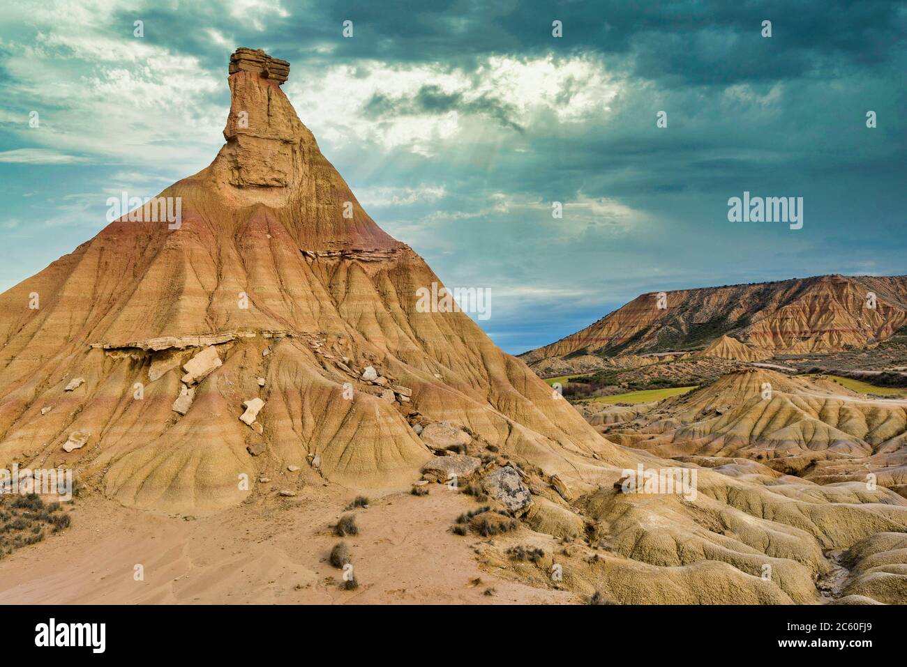 Castildeterra formación rocosa en la Bardena Blanca, zona del Parque Natural de las Bardenas Riales, Navarra, España. Foto de stock
