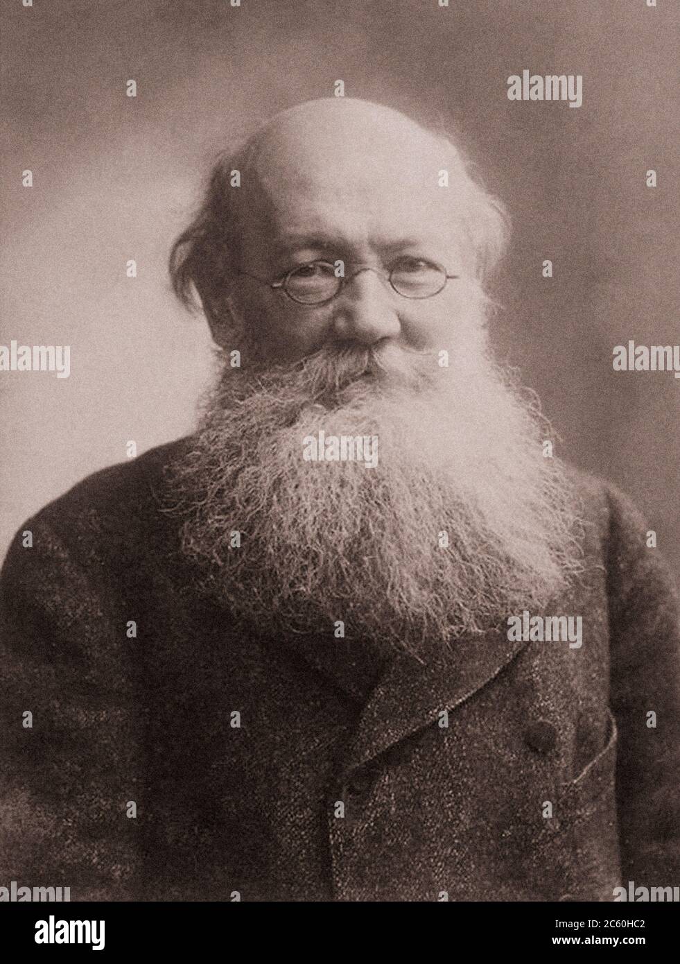 Pyotr Alexeyevich Kropotkin (1842 – 1921) fue un activista, escritor, revolucionario, científico, economista, sociólogo, historiador, ensayista, resea Foto de stock
