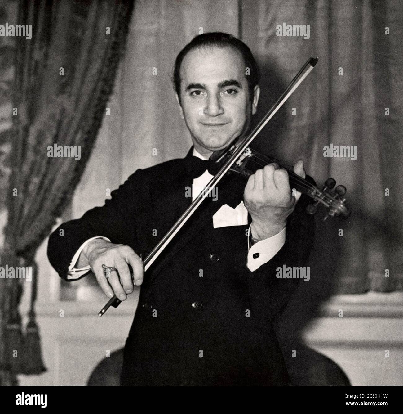 Violín plegable', EE.UU. 1938. El Sr. David Rubinov, uno de los violinistas  estadounidenses más famosos, se le ocurrió la idea de cómo combinar la  pesca y la e diaria Fotografía de stock -