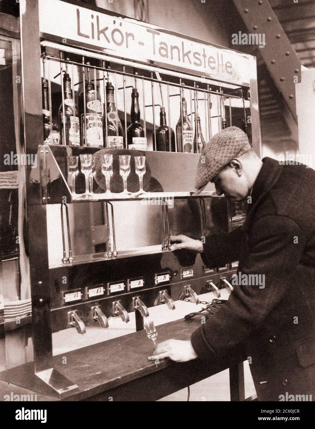 Máquina expendedora de bebidas. Alemania, Leipzig, 1931 Foto de stock