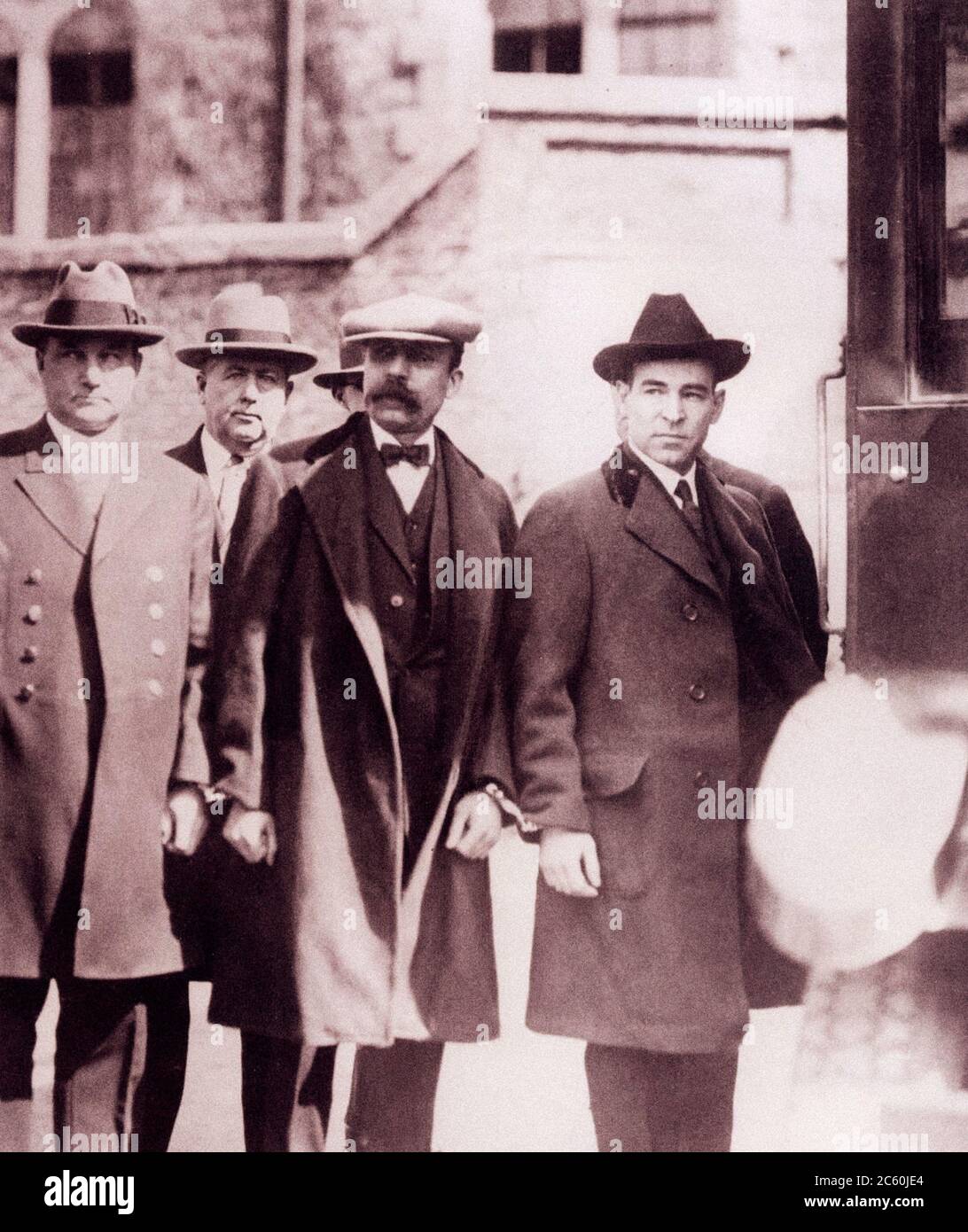 Bartolomeo Vanzetti (izquierda) y Nicola Sacco (derecha) durante su encarcelamiento. 1920 Foto de stock