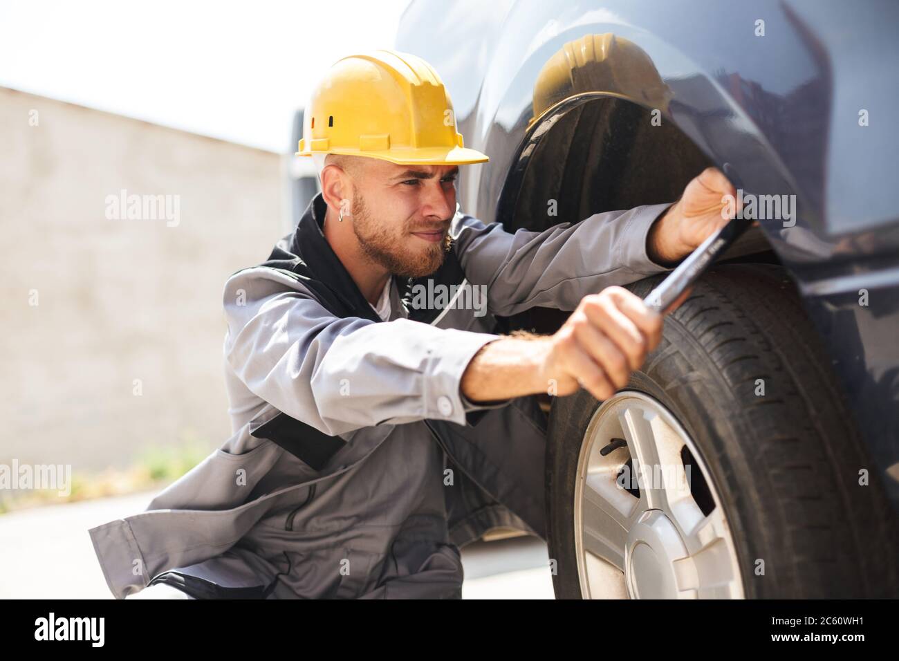 Retrato de joven mecánico en ropa de trabajo y cambio de casco Fotografía  de stock - Alamy