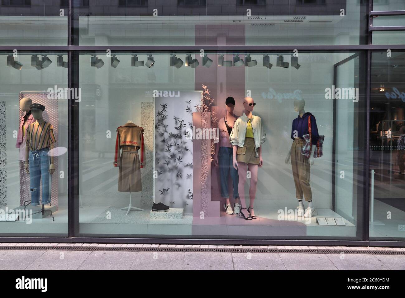 DRESDEN, ALEMANIA - 10 DE MAYO de 2018: Escaparate de la tienda ropa Bershka en Dresden, Alemania. La Marca Bershka forma parte del grupo moda Fotografía de stock - Alamy