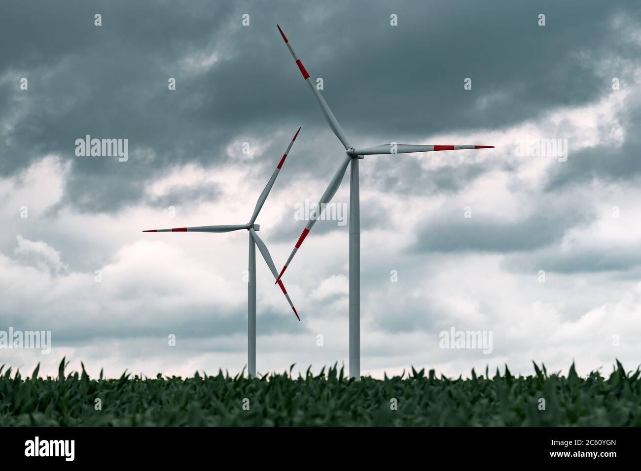 Concepto de energía verde con turbinas eólicas en el campo agrícola cultivado, energía renovable y recursos sostenibles Foto de stock