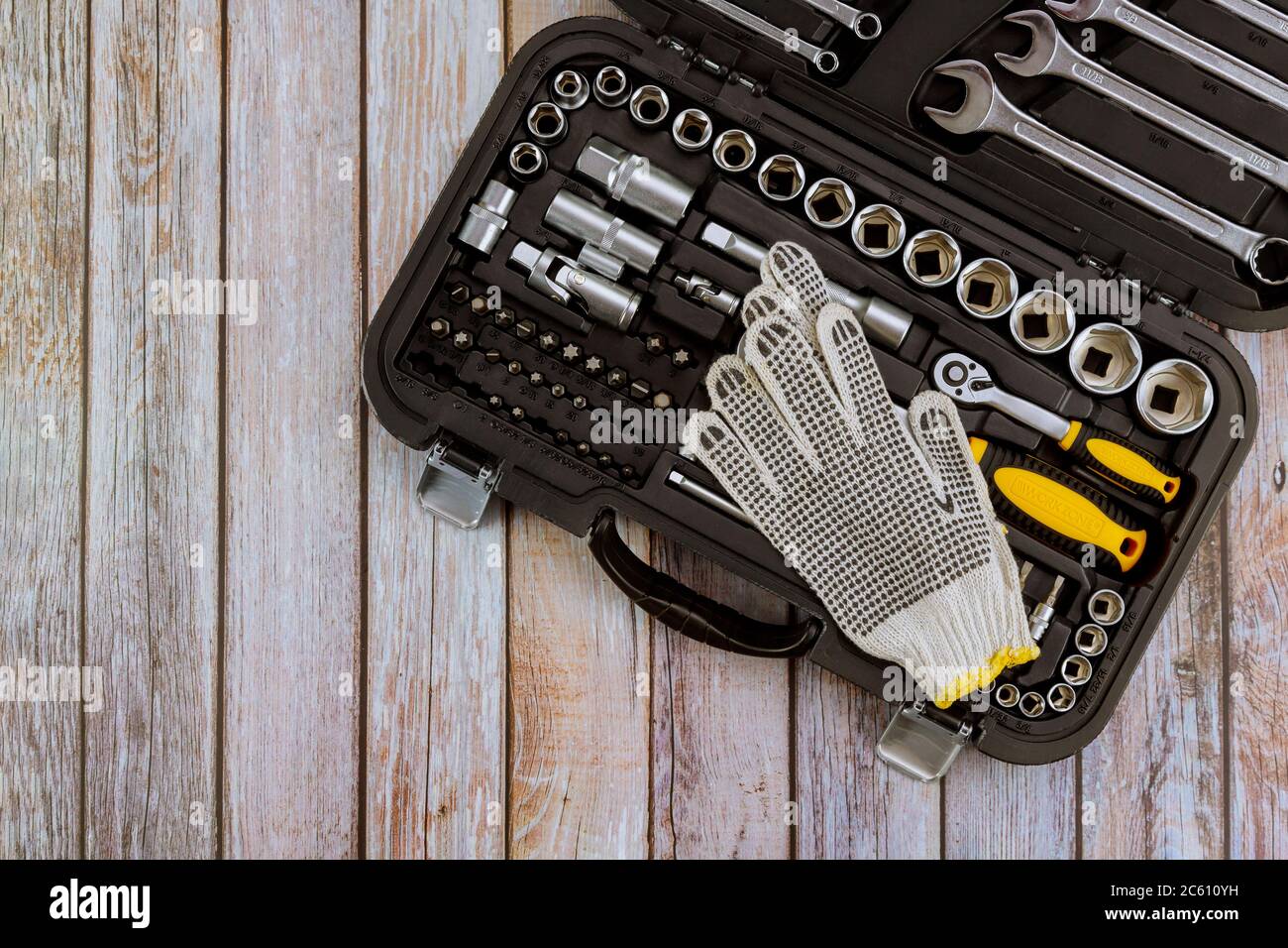 Auto kit de herramientas mecánicas profesional coche mecánico juego de  automoción herramienta de llaves herramientas cromadas sobre fondo de  madera Fotografía de stock - Alamy