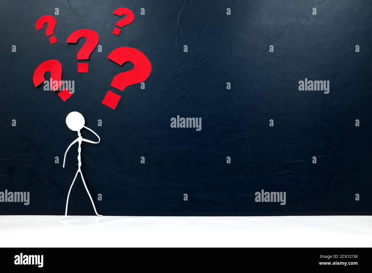 Figura de palo humano con signo de interrogación. P y A , confusión, resolución de problemas y concepto de mente vacía. Foto de stock