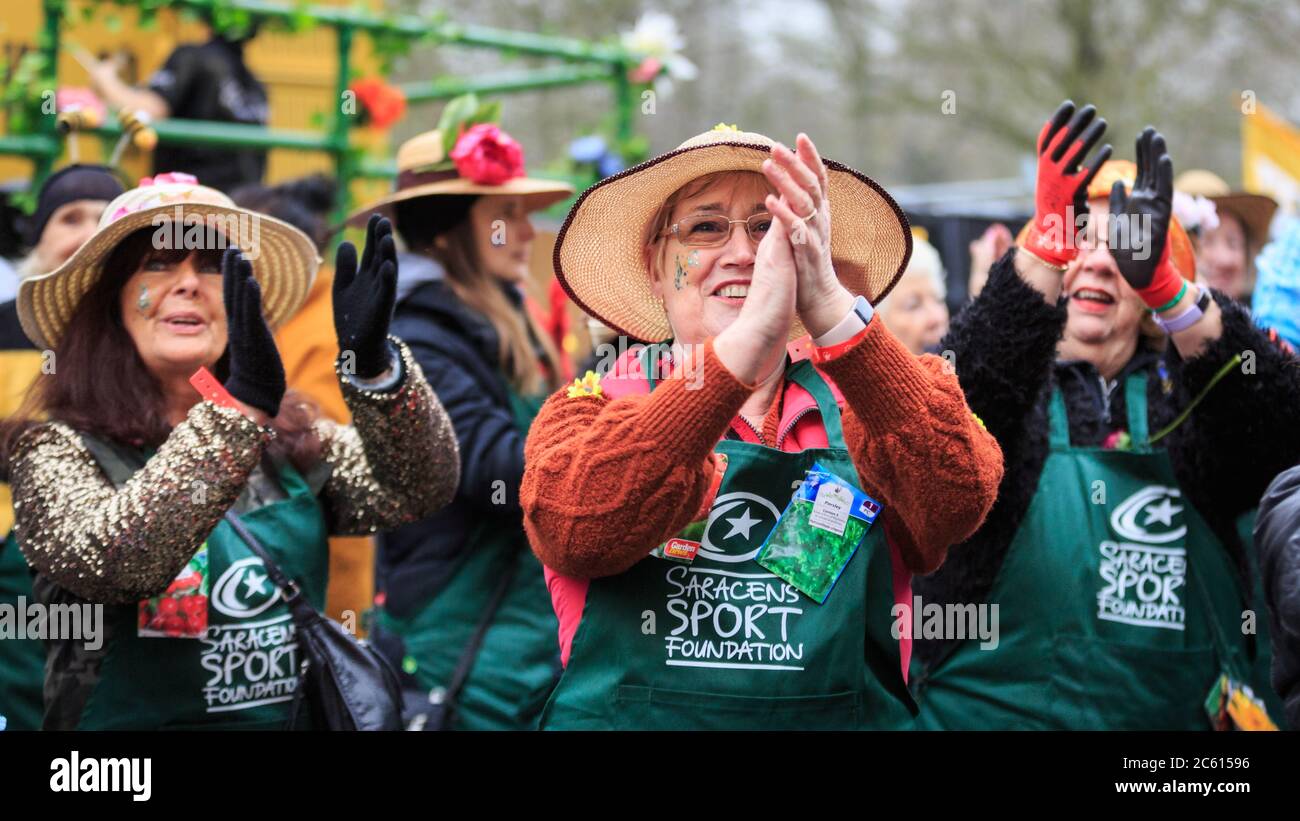 Jardineros de la Fundación Saracens Sport participan en el Desfile del día de año Nuevo de Londres (LNYDP) 2020, Londres, Inglaterra Foto de stock