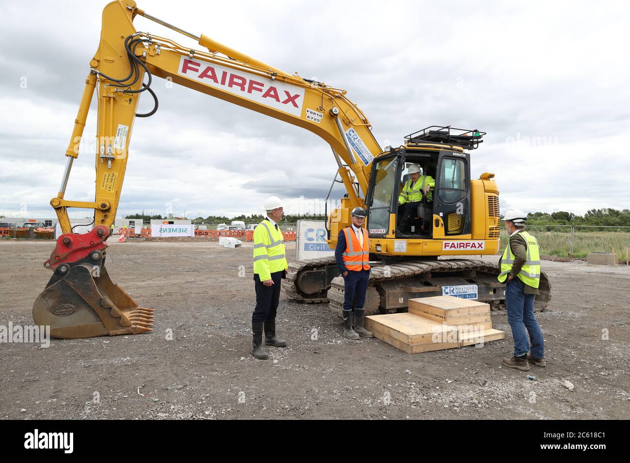 El primer ministro Boris Johnson en el taxi de un digger durante una visita a la planta de construcción de la fábrica de Siemens Rail en Goole. Foto de stock