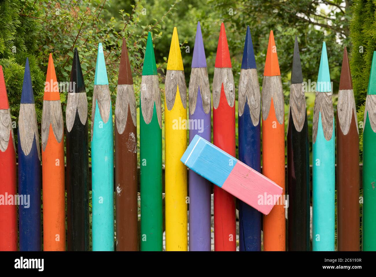 Valla de jardín hecha de lápices de colores y un borrador en el pequeño pueblo pesquero de Gothmund, Lübeck Foto de stock