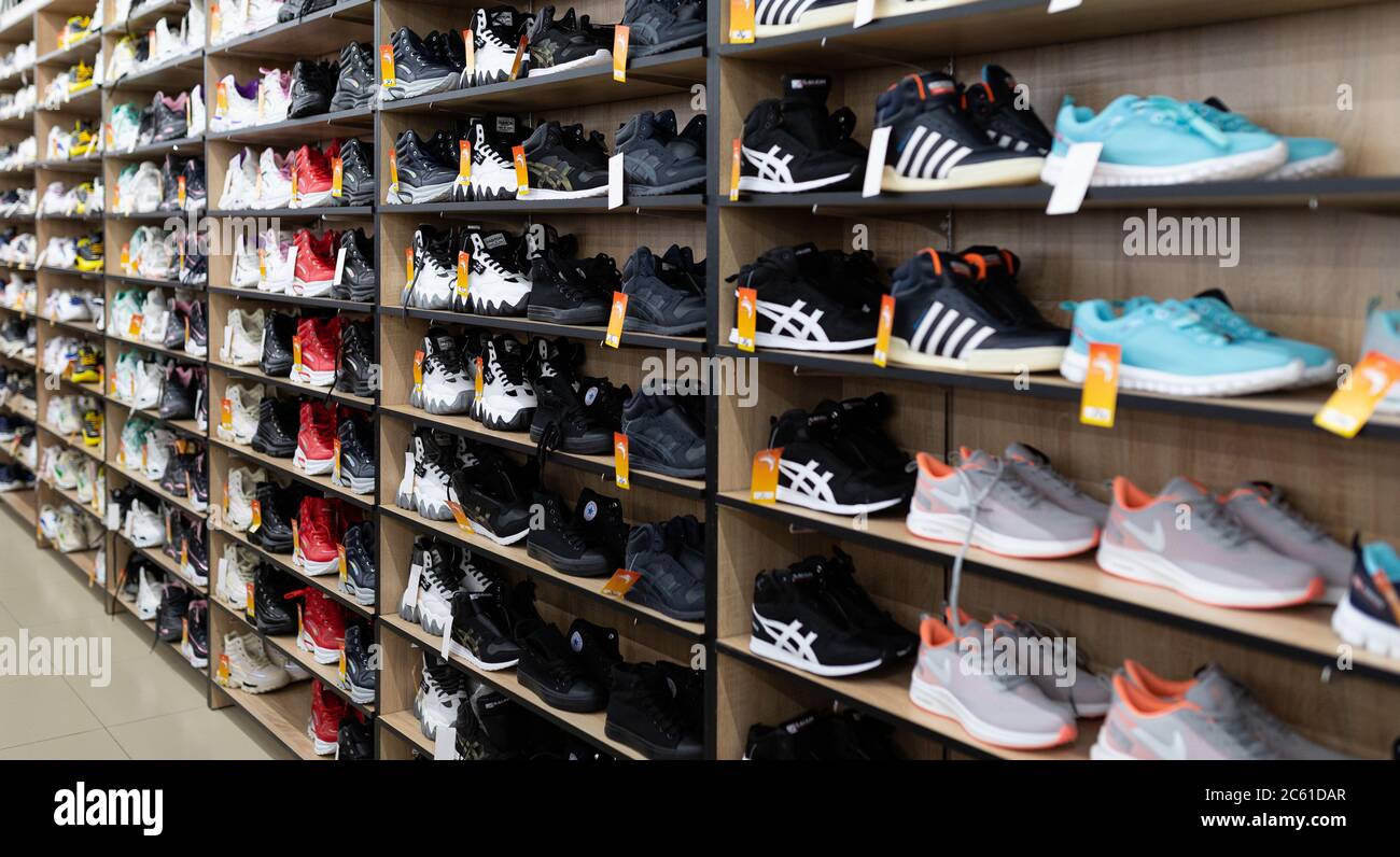 zapatería de cuero con una amplia selección de colores, modelos y tamaños  Fotografía de stock - Alamy