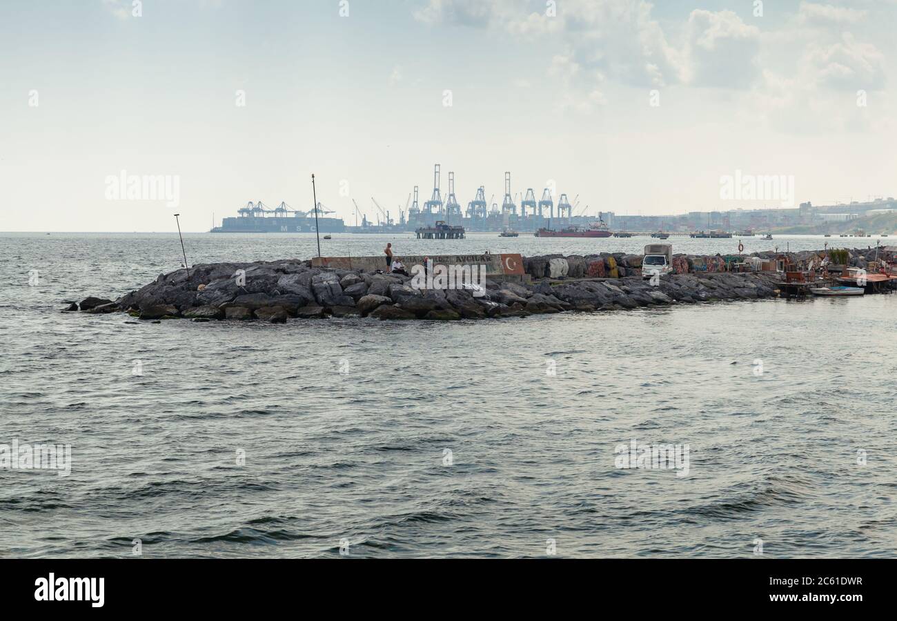 Estambul, Turquía - 30 de junio de 2016: La gente está en el rompeolas en el puerto de Avcilar Foto de stock