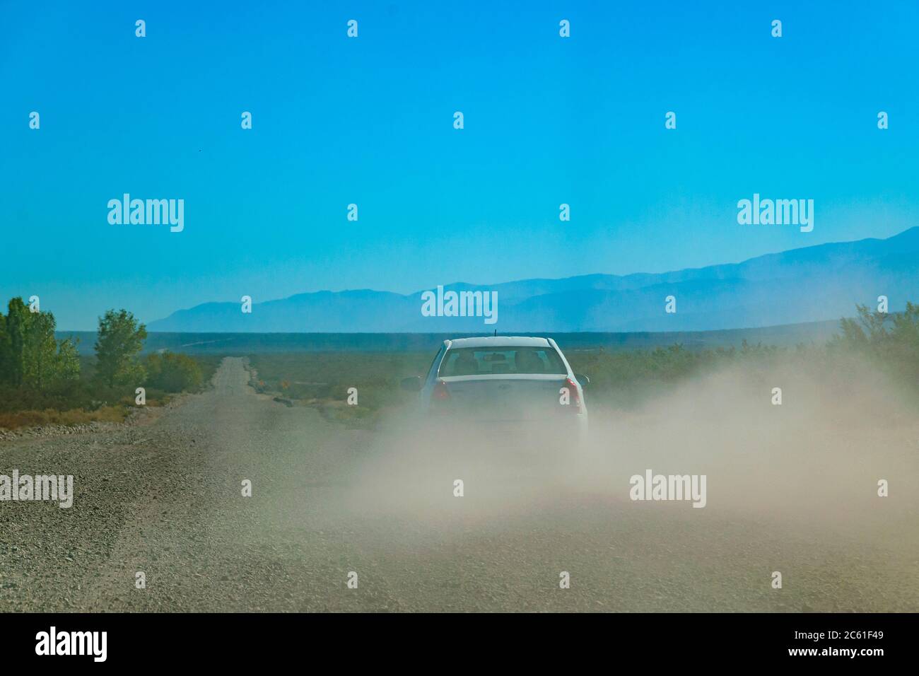 Polvo creado por auto en la carretera de la tumba, provincia de san juan, argentina Foto de stock